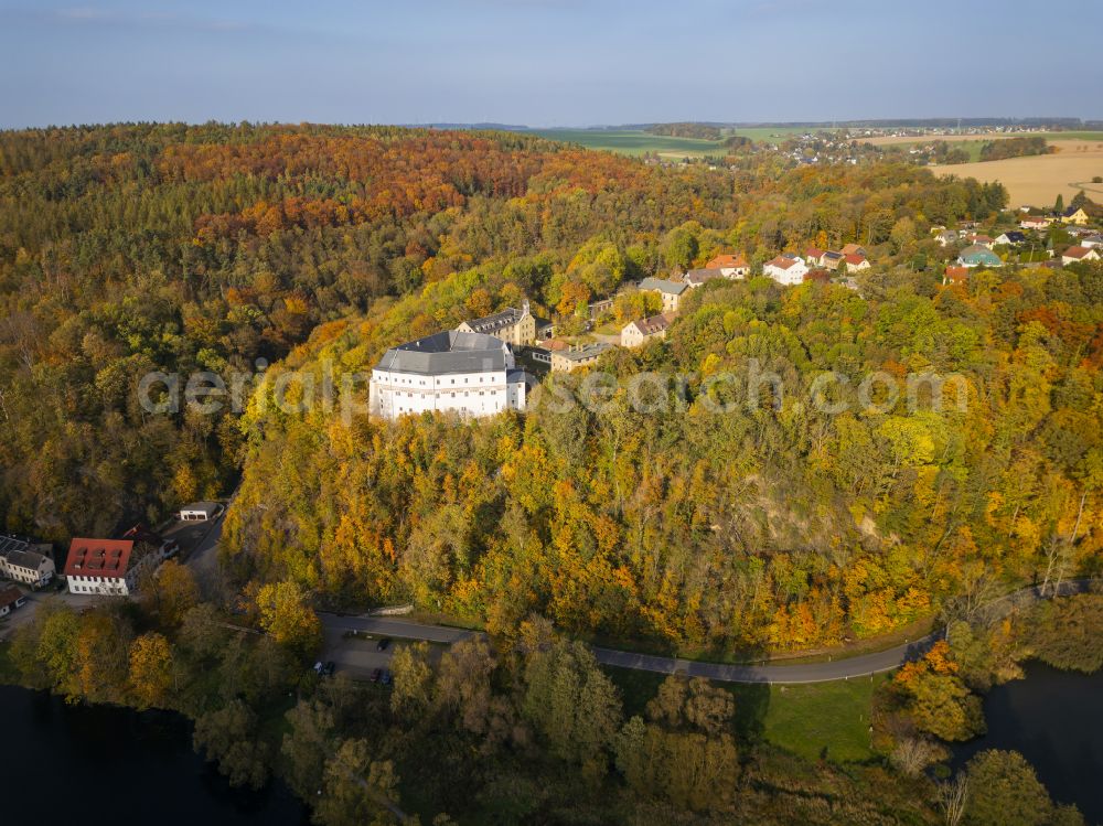 Aerial photograph Frankenberg - Autumnal discolored vegetation view castle of Sachsenburg on street Am Schloss in Frankenberg in the state Saxony, Germany