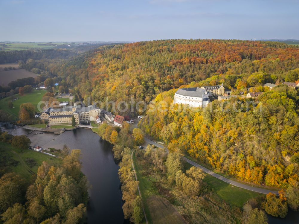 Frankenberg from above - Autumnal discolored vegetation view castle of Sachsenburg on street Am Schloss in Frankenberg in the state Saxony, Germany