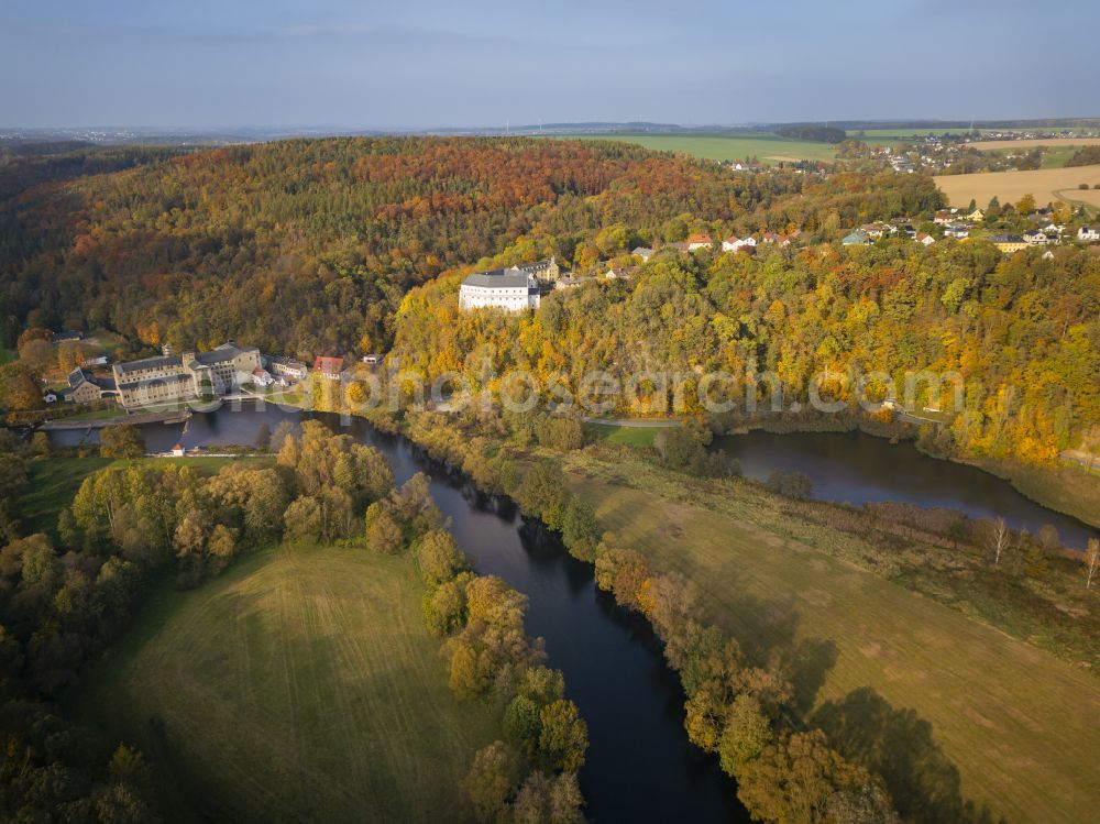 Frankenberg from the bird's eye view: Autumnal discolored vegetation view castle of Sachsenburg on street Am Schloss in Frankenberg in the state Saxony, Germany