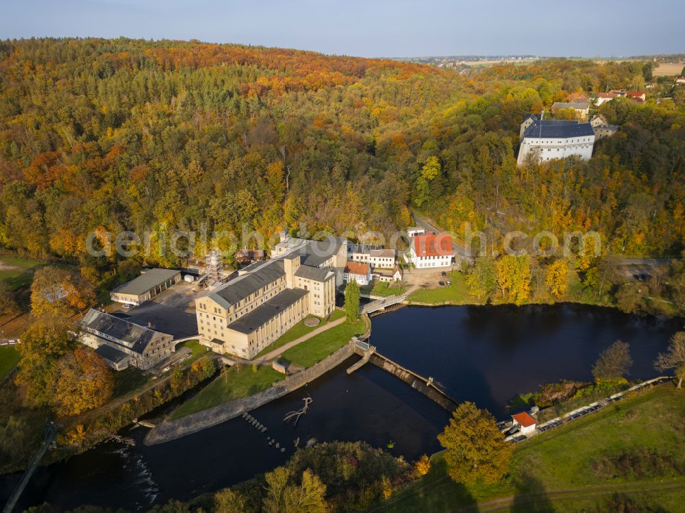 Aerial image Frankenberg - Autumnal discolored vegetation view castle of Sachsenburg on street Am Schloss in Frankenberg in the state Saxony, Germany