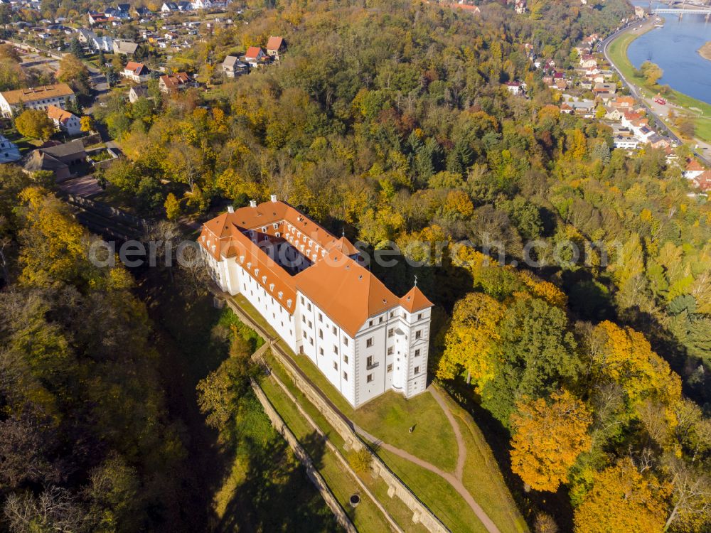 Aerial photograph Meißen - Autumnal discolored vegetation view castle of Schloss Siebeneichen on street Siebeneichener Schlossberg in Meissen in the state Saxony, Germany