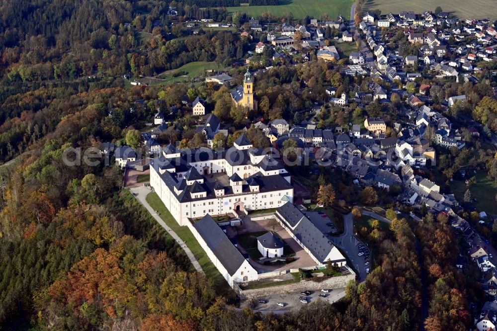 Augustusburg from the bird's eye view: Autumnal discolored vegetation view castle of Schloss and theater in Augustusburg in the state Saxony