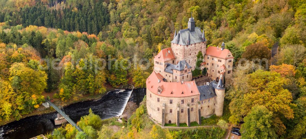 Kriebstein from the bird's eye view: Autumnal discolored vegetation view walls of the castle complex on the plateau on street Kriebsteiner Strasse in Kriebstein in the state Saxony, Germany