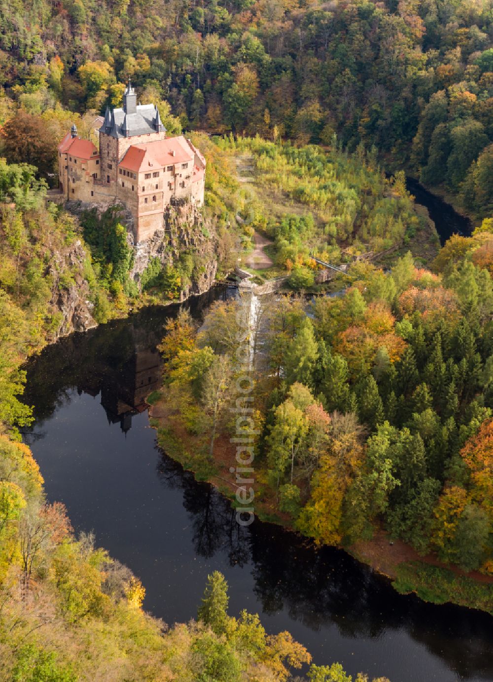 Aerial image Kriebstein - Autumnal discolored vegetation view walls of the castle complex on the plateau on street Kriebsteiner Strasse in Kriebstein in the state Saxony, Germany