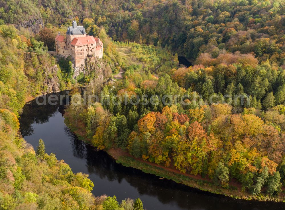 Aerial photograph Kriebstein - Autumnal discolored vegetation view walls of the castle complex on the plateau on street Kriebsteiner Strasse in Kriebstein in the state Saxony, Germany