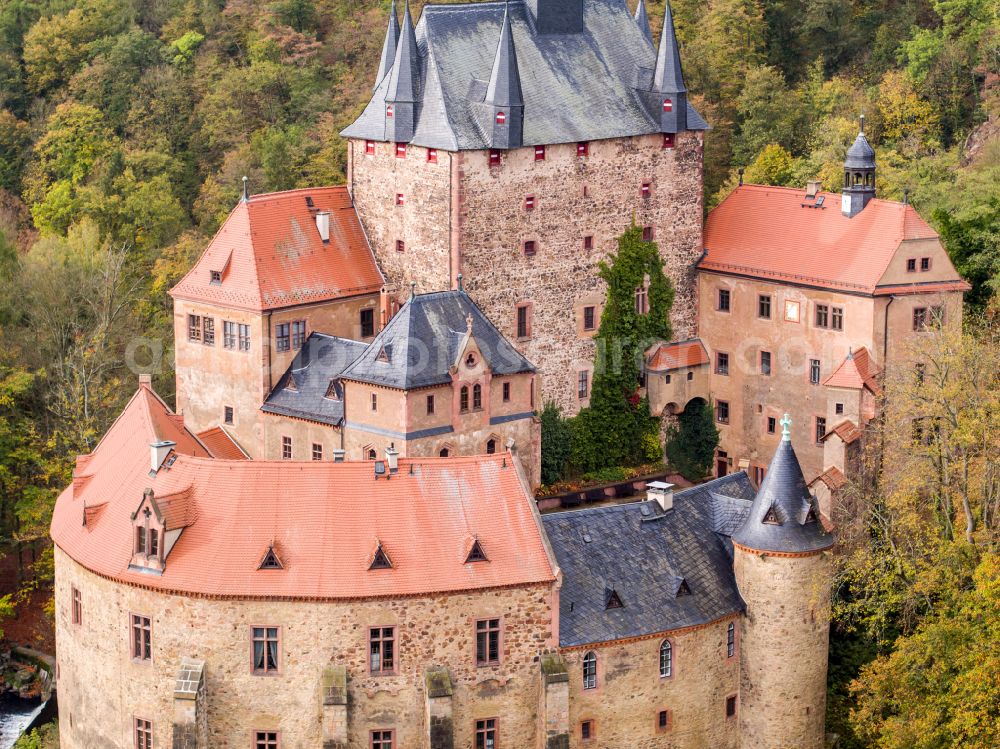 Kriebstein from the bird's eye view: Autumnal discolored vegetation view walls of the castle complex on the plateau on street Kriebsteiner Strasse in Kriebstein in the state Saxony, Germany