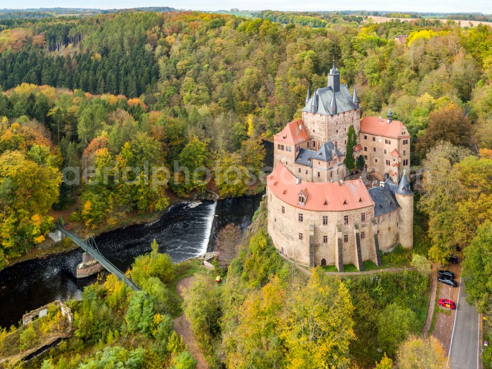 Aerial photograph Kriebstein - Autumnal discolored vegetation view walls of the castle complex on the plateau on street Kriebsteiner Strasse in Kriebstein in the state Saxony, Germany