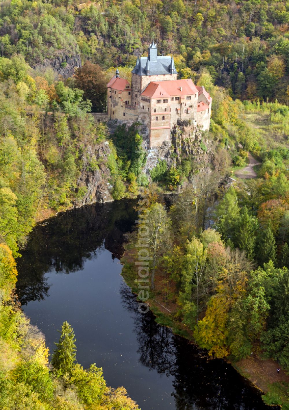 Kriebstein from the bird's eye view: Autumnal discolored vegetation view walls of the castle complex on the plateau on street Kriebsteiner Strasse in Kriebstein in the state Saxony, Germany