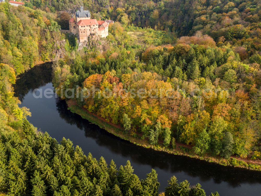 Aerial image Kriebstein - Autumnal discolored vegetation view walls of the castle complex on the plateau on street Kriebsteiner Strasse in Kriebstein in the state Saxony, Germany