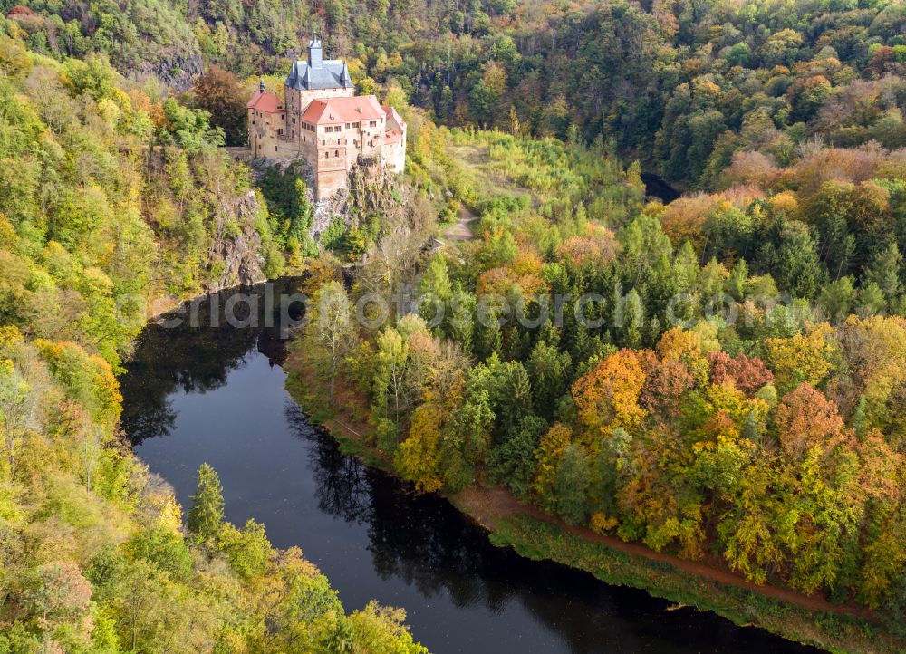 Aerial photograph Kriebstein - Autumnal discolored vegetation view walls of the castle complex on the plateau on street Kriebsteiner Strasse in Kriebstein in the state Saxony, Germany