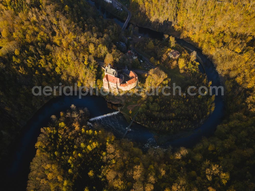 Aerial photograph Kriebstein - Autumnal discolored vegetation view walls of the castle complex on the plateau on street Kriebsteiner Strasse in Kriebstein in the state Saxony, Germany