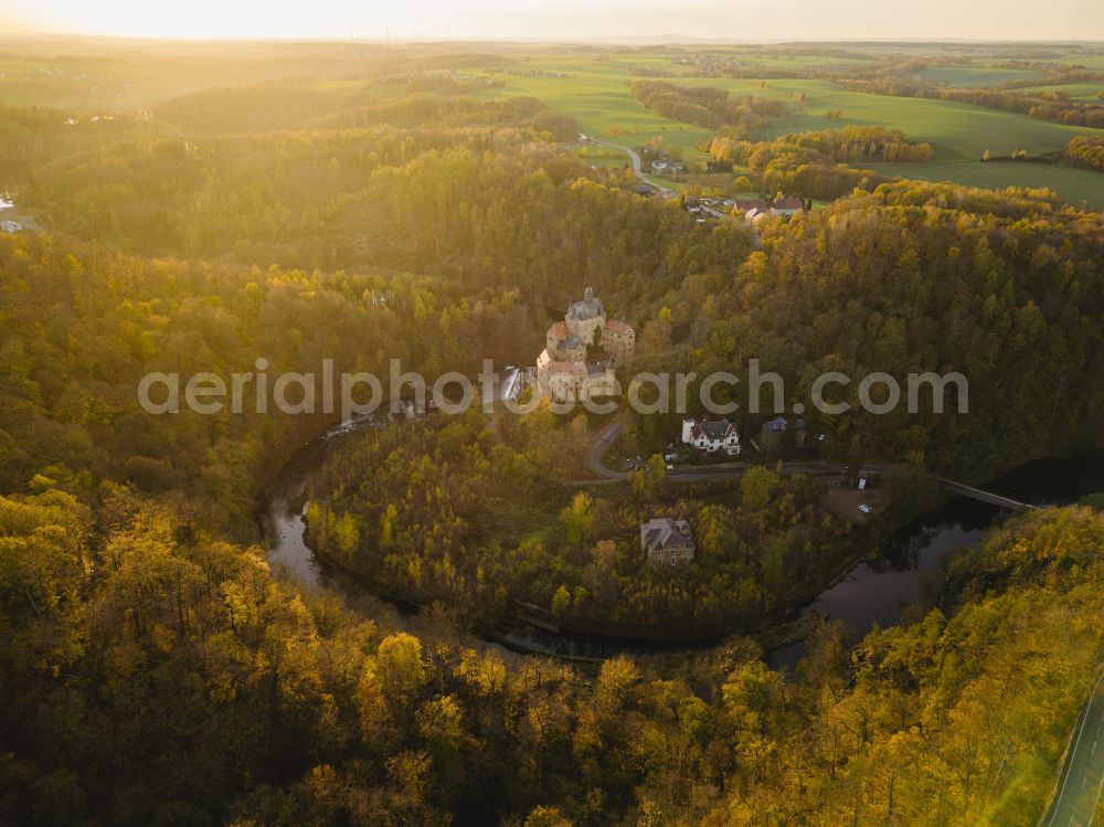 Kriebstein from the bird's eye view: Autumnal discolored vegetation view walls of the castle complex on the plateau on street Kriebsteiner Strasse in Kriebstein in the state Saxony, Germany