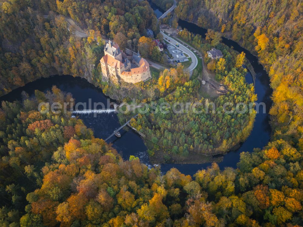 Aerial photograph Kriebstein - Autumnal discolored vegetation view walls of the castle complex on the plateau on street Kriebsteiner Strasse in Kriebstein in the state Saxony, Germany