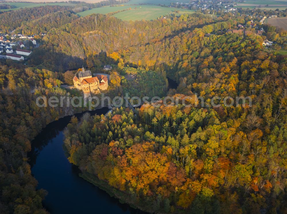 Kriebstein from the bird's eye view: Autumnal discolored vegetation view walls of the castle complex on the plateau on street Kriebsteiner Strasse in Kriebstein in the state Saxony, Germany