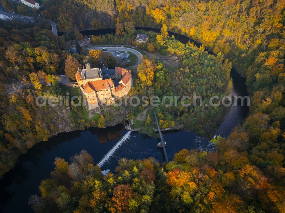 Aerial image Kriebstein - Autumnal discolored vegetation view walls of the castle complex on the plateau on street Kriebsteiner Strasse in Kriebstein in the state Saxony, Germany