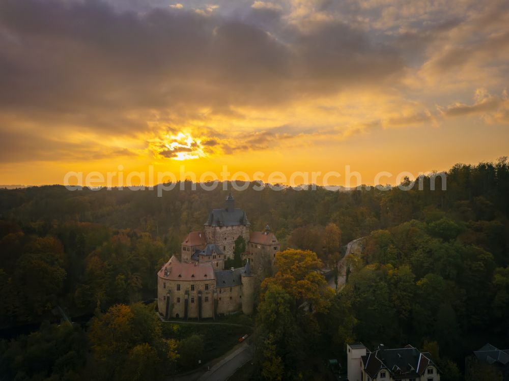 Kriebstein from the bird's eye view: Autumnal discolored vegetation view walls of the castle complex on the plateau on street Kriebsteiner Strasse in Kriebstein in the state Saxony, Germany