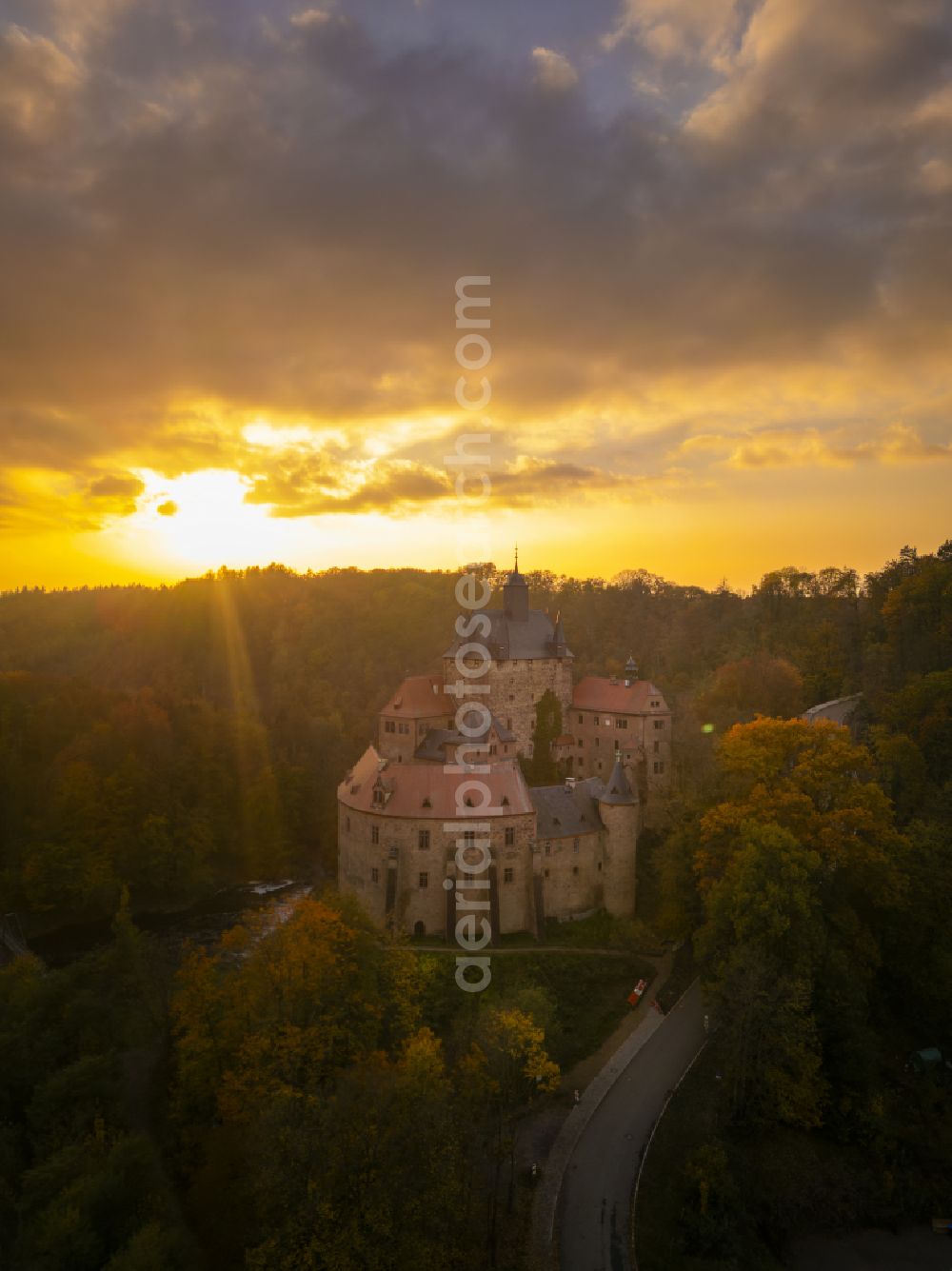 Aerial image Kriebstein - Autumnal discolored vegetation view walls of the castle complex on the plateau on street Kriebsteiner Strasse in Kriebstein in the state Saxony, Germany