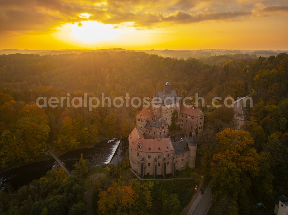 Aerial photograph Kriebstein - Autumnal discolored vegetation view walls of the castle complex on the plateau on street Kriebsteiner Strasse in Kriebstein in the state Saxony, Germany