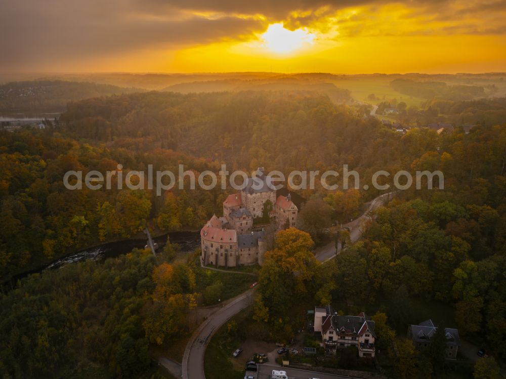 Kriebstein from the bird's eye view: Autumnal discolored vegetation view walls of the castle complex on the plateau on street Kriebsteiner Strasse in Kriebstein in the state Saxony, Germany