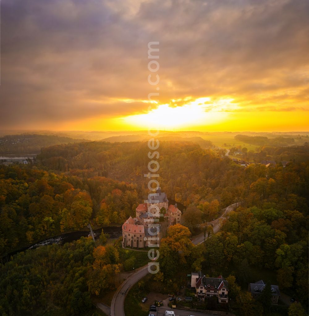 Aerial image Kriebstein - Autumnal discolored vegetation view walls of the castle complex on the plateau on street Kriebsteiner Strasse in Kriebstein in the state Saxony, Germany