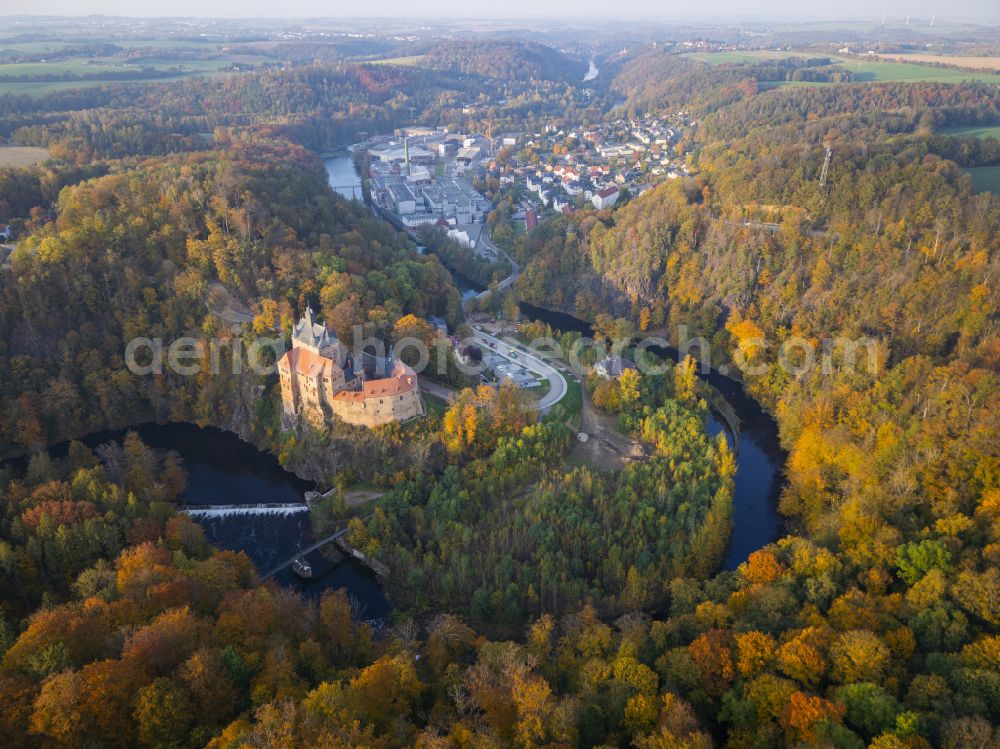 Aerial photograph Kriebstein - Autumnal discolored vegetation view walls of the castle complex on the plateau on street Kriebsteiner Strasse in Kriebstein in the state Saxony, Germany