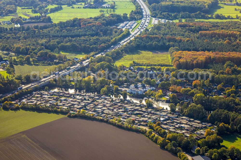 Aerial photograph Rheurdt - Autumnal discolored vegetation view campsite Bej Wolters with caravans and tents on the lake shore Littardsche Kendel in Rheurdt in the state North Rhine-Westphalia, Germany