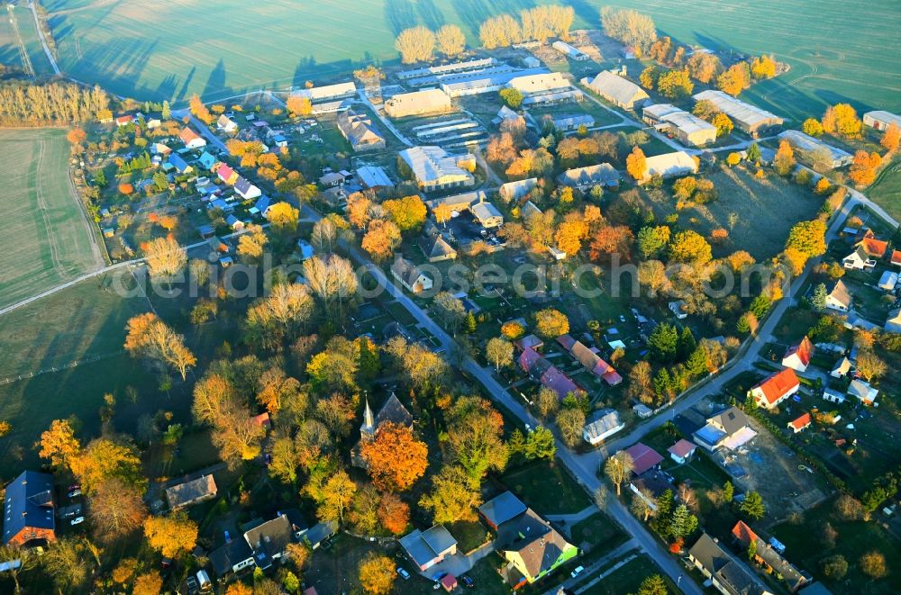 Aerial image Warbende - Autumnal discolored vegetation view on village on the edge of agricultural fields and farmland in Warbende in the state Mecklenburg - Western Pomerania, Germany