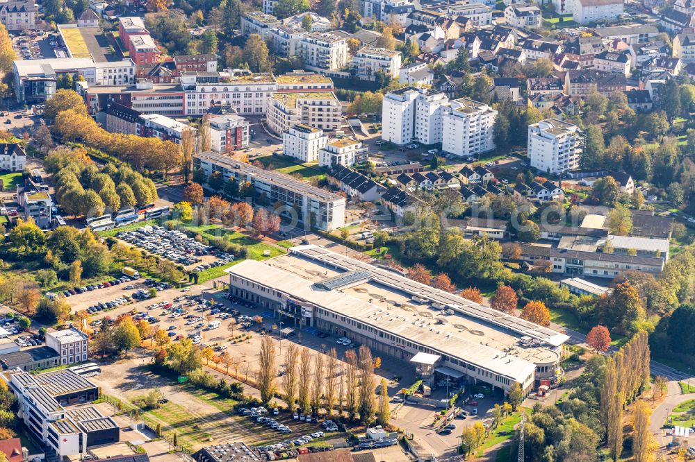 Lahr/Schwarzwald from the bird's eye view: Autumnal discolored vegetation view building of the shopping center Arena Einkaufspark Lahr in Lahr/Schwarzwald in the state Baden-Wuerttemberg, Germany