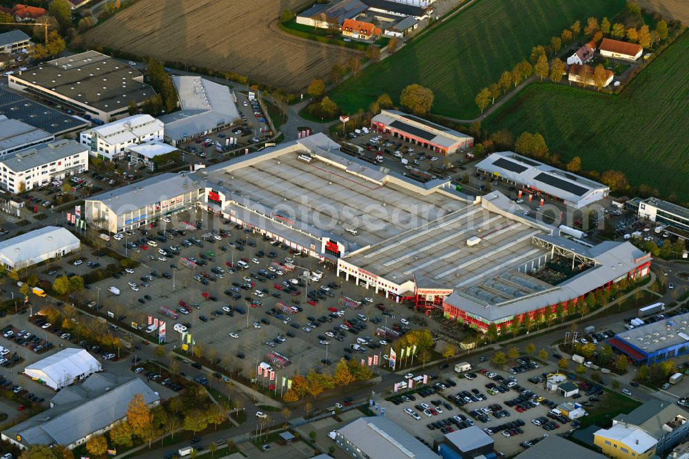 Aerial photograph Dachau - Autumnal discolored vegetation view building of the shopping center Rewe-Center and Hagebaumarkt in the district Dachau-Ost in Dachau in the state Bavaria, Germany