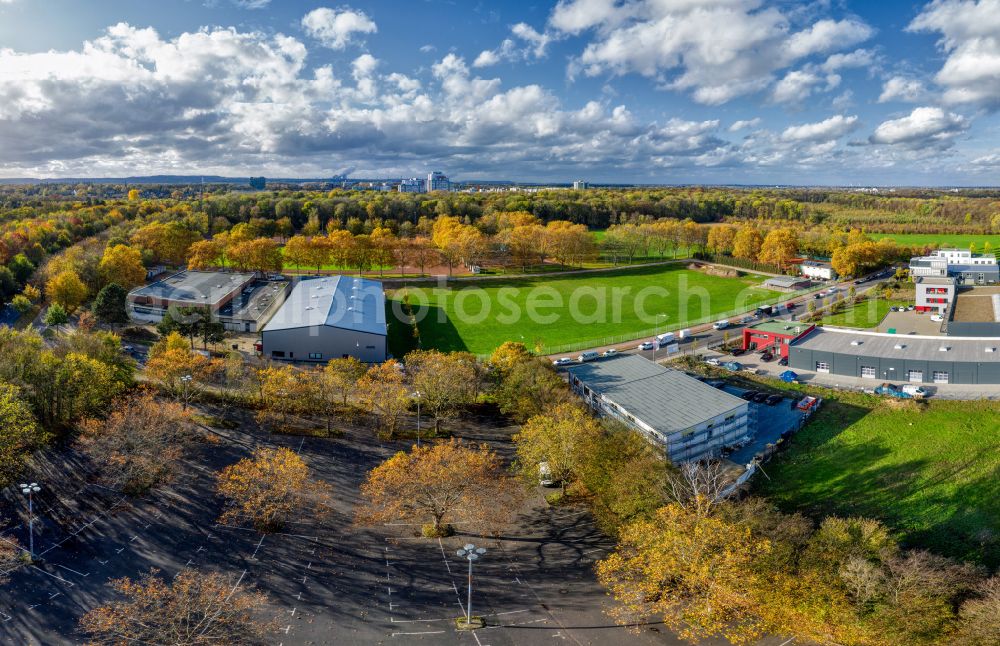 Aerial photograph Köln - Autumnal discolored vegetation view ensemble of sports grounds Bezirkssportanlage Bocklemuend on street Heinrich-Rohlmann-Strasse - Hugo-Eckener-Strasse in the district Ossendorf in Cologne in the state North Rhine-Westphalia, Germany