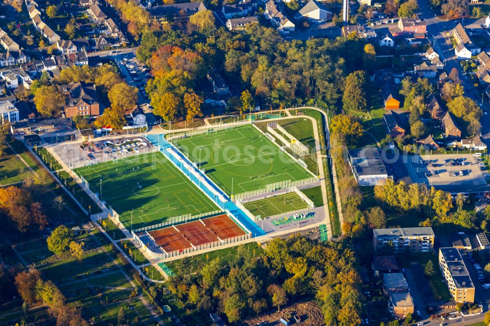 Moers from the bird's eye view: Autumnal colored vegetation view of the ensemble of the sports field facilities Sportpark Rheinpreussen on the street Barbarastrasse in Moers in the federal state of North Rhine-Westphalia, Germany