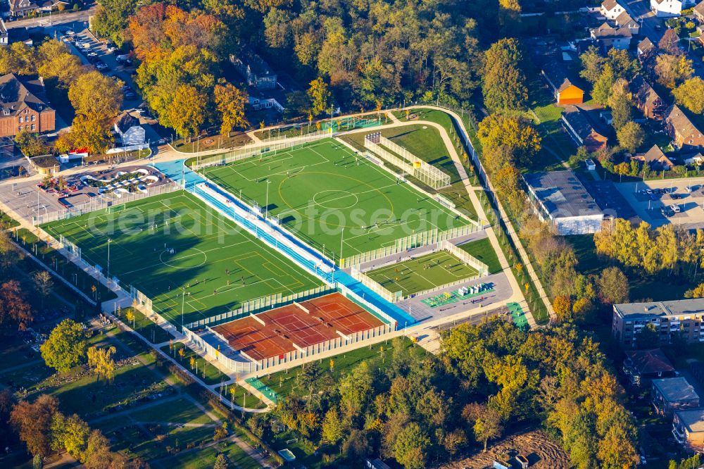 Aerial image Moers - Autumnal colored vegetation view of the ensemble of the sports field facilities Sportpark Rheinpreussen on the street Barbarastrasse in Moers in the federal state of North Rhine-Westphalia, Germany