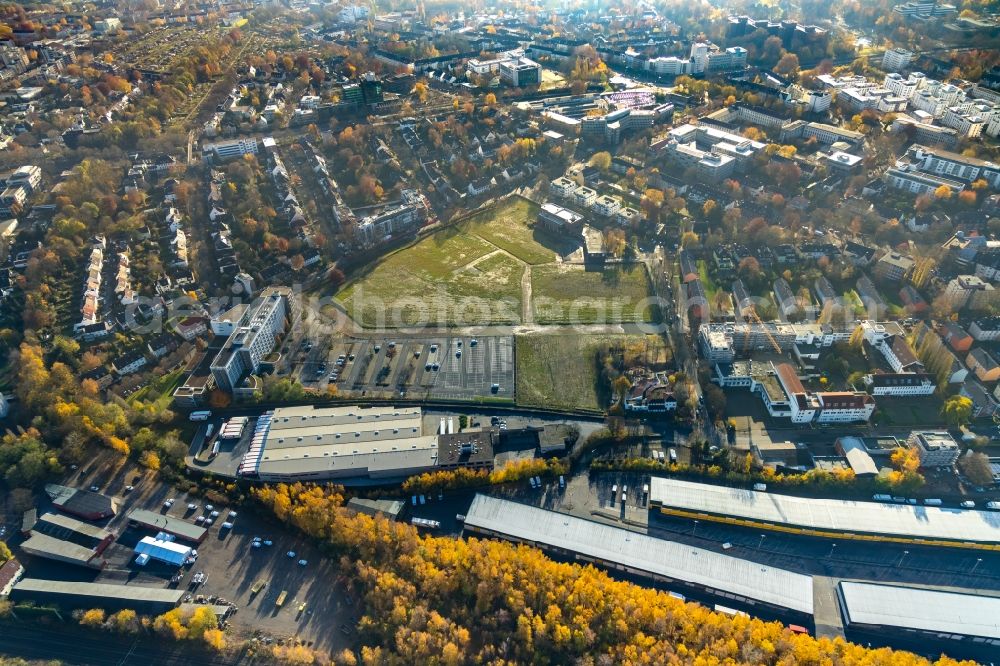 Dortmund from the bird's eye view: Autumnal discolored vegetation view development area of industrial wasteland Deggingstrasse on Head quarter DSW21 Dortmunder Stadtwerke AG in the district Westfalendamm-Nord in Dortmund in the state North Rhine-Westphalia