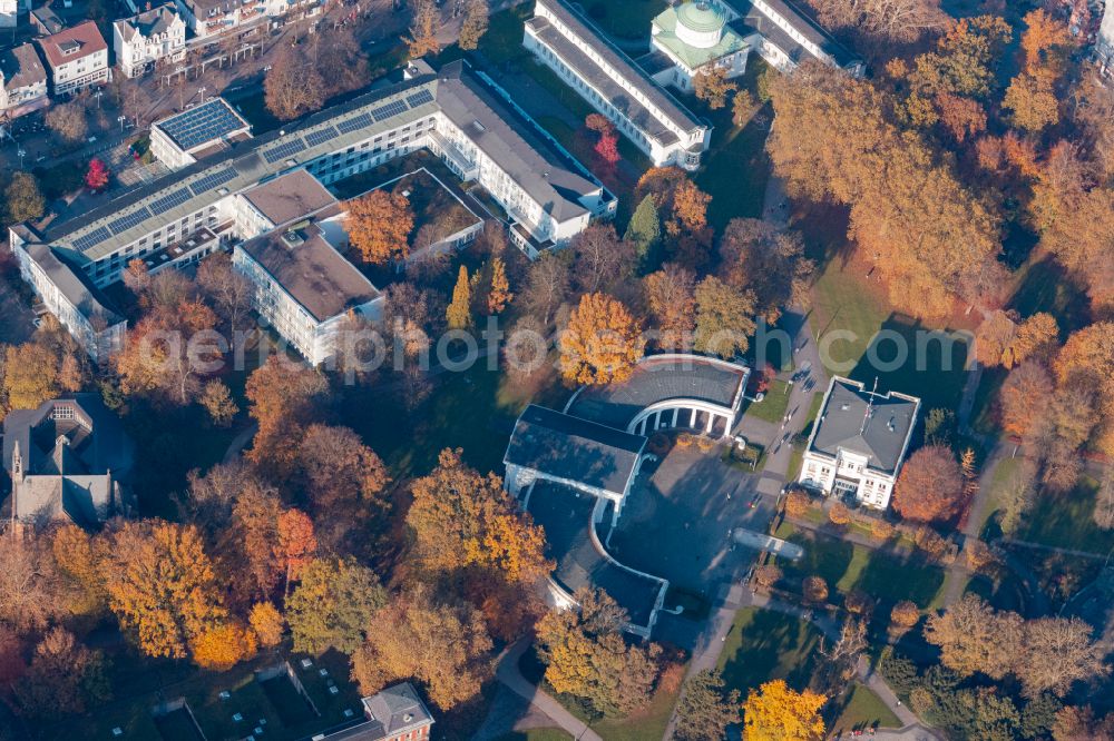 Aerial photograph Bad Oeynhausen - Autumnal discolored vegetation view facade of the monument Wandelhalle on street Im Kurgarten in the district Gohfeld in Bad Oeynhausen in the state North Rhine-Westphalia, Germany