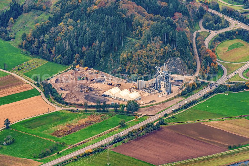 Aerial photograph Biberach - Autumnal discolored vegetation view company grounds and facilities of Schotterwerk on street Bahnhofstrasse in Biberach in the state Baden-Wuerttemberg, Germany