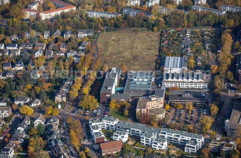 Düsseldorf from above - Autumnal discolored vegetation view Research building and office complex Max-Planck-Institut fuer Eisenforschung on Max-Planck-Strasse in Duesseldorf in the state North Rhine-Westphalia, Germany