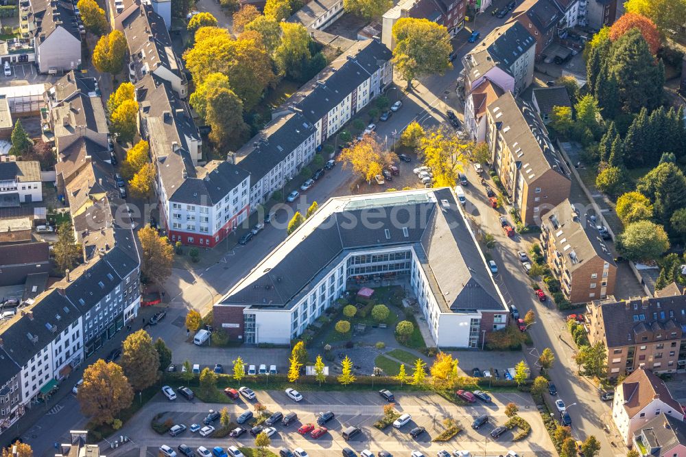 Gladbeck from above - Autumnal discolored vegetation view building the retirement home Caritasverband Gladbeck e.V. Seniorenzentrum Johannes-van-Acken-Haus on street Rentforter Strasse in Gladbeck at Ruhrgebiet in the state North Rhine-Westphalia, Germany