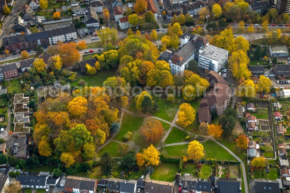 Gladbeck from above - Autumnal discolored vegetation view at the building of the nursing home - Senior residence of Diakonie Gladbeck- Bottrop-Dorsten e.V. seniors center Vinzenzheim in Gladbeck in North Rhine-Westphalia