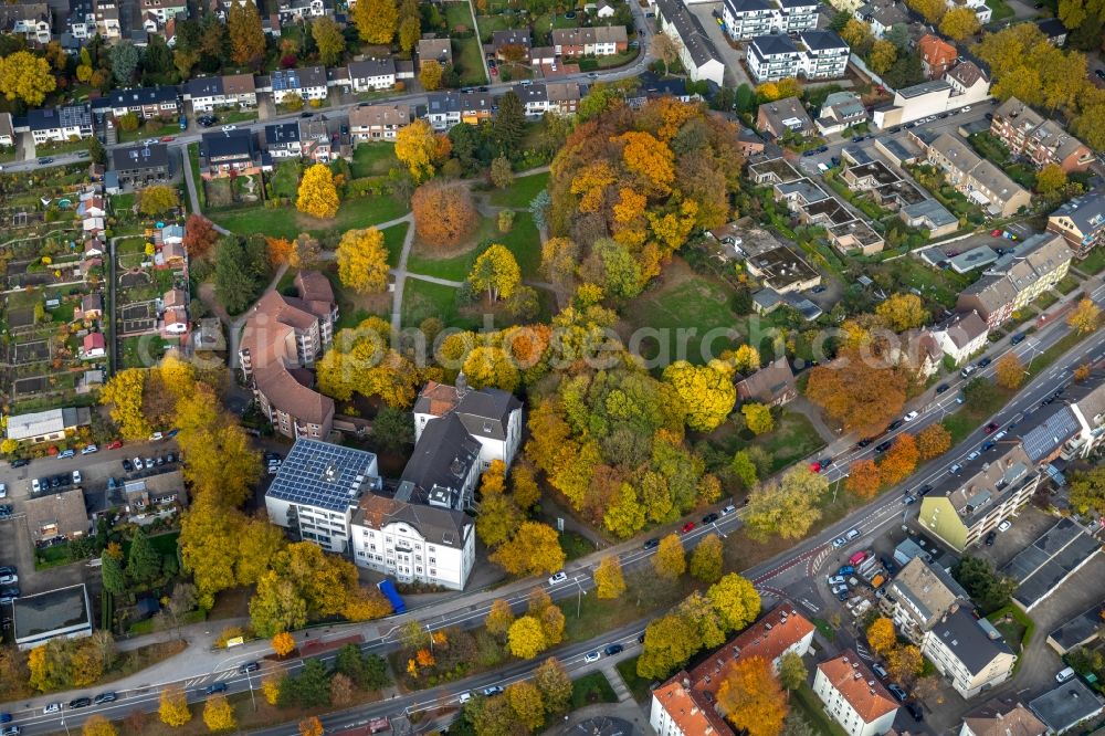 Gladbeck from the bird's eye view: Autumnal discolored vegetation view at the building of the nursing home - Senior residence of Diakonie Gladbeck- Bottrop-Dorsten e.V. seniors center Vinzenzheim in Gladbeck in North Rhine-Westphalia