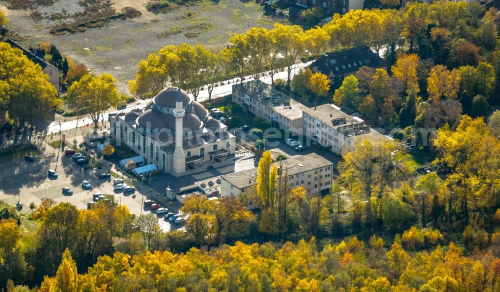 Aerial photograph Duisburg - Autumnal discolored vegetation view of the DITIB mosque at Warbruck street in Duisburg-Marxloh in North Rhine-Westphalia