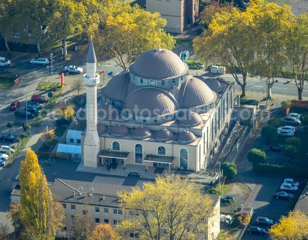 Duisburg from the bird's eye view: Autumnal discolored vegetation view of the DITIB mosque at Warbruck street in Duisburg-Marxloh in North Rhine-Westphalia