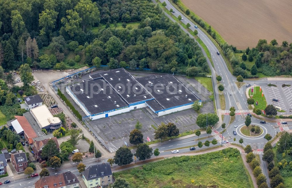 Heessen from the bird's eye view: Autumnal discolored vegetation view building of the closed Praktiker construction market in Heessen at Ruhrgebiet in the state of North Rhine-Westphalia, Germany