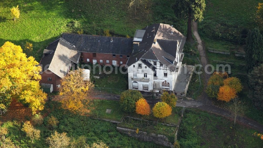 Aerial photograph Königswinter - Autumnal discolored vegetation view ruin of vacant building Burghof in Koenigswinter in the state North Rhine-Westphalia, Germany