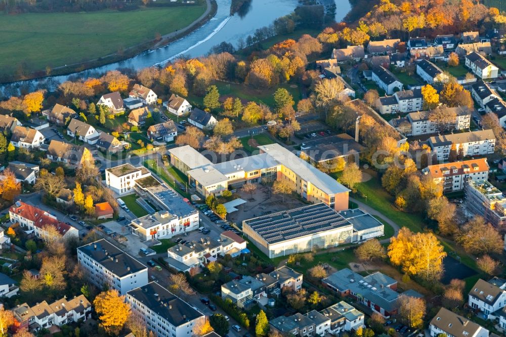 Herbede from the bird's eye view: Autumnal discolored vegetation view roof on the building of the sports hall Horst-Schwartz-Sporthalle in Herbede in the state North Rhine-Westphalia, Germany