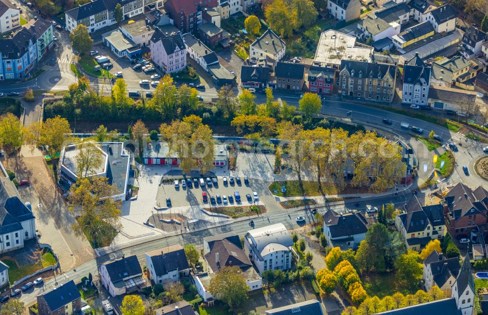 Wetter (Ruhr) from the bird's eye view: Autumn discolored vegetation View of the building of the town hall of the city administration - Rathaus - Stadtsaal and parking lot on Kaiserstrasse in Wetter (Ruhr) in the Ruhr area in the state of North Rhine-Westphalia, Germany