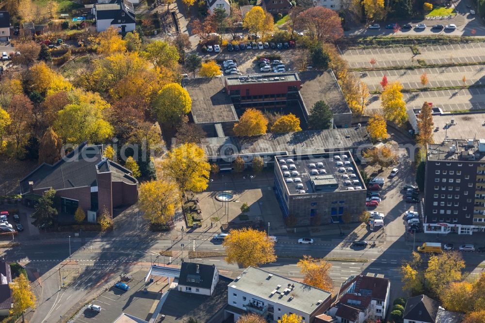 Duisburg from the bird's eye view: Autumnal discolored vegetation view Building complex of the hotel complex, district administration and health center Sittardsberger Allee - Altenbruchendamm in the district Buchholz in Duisburg in the state of North Rhine-Westphalia