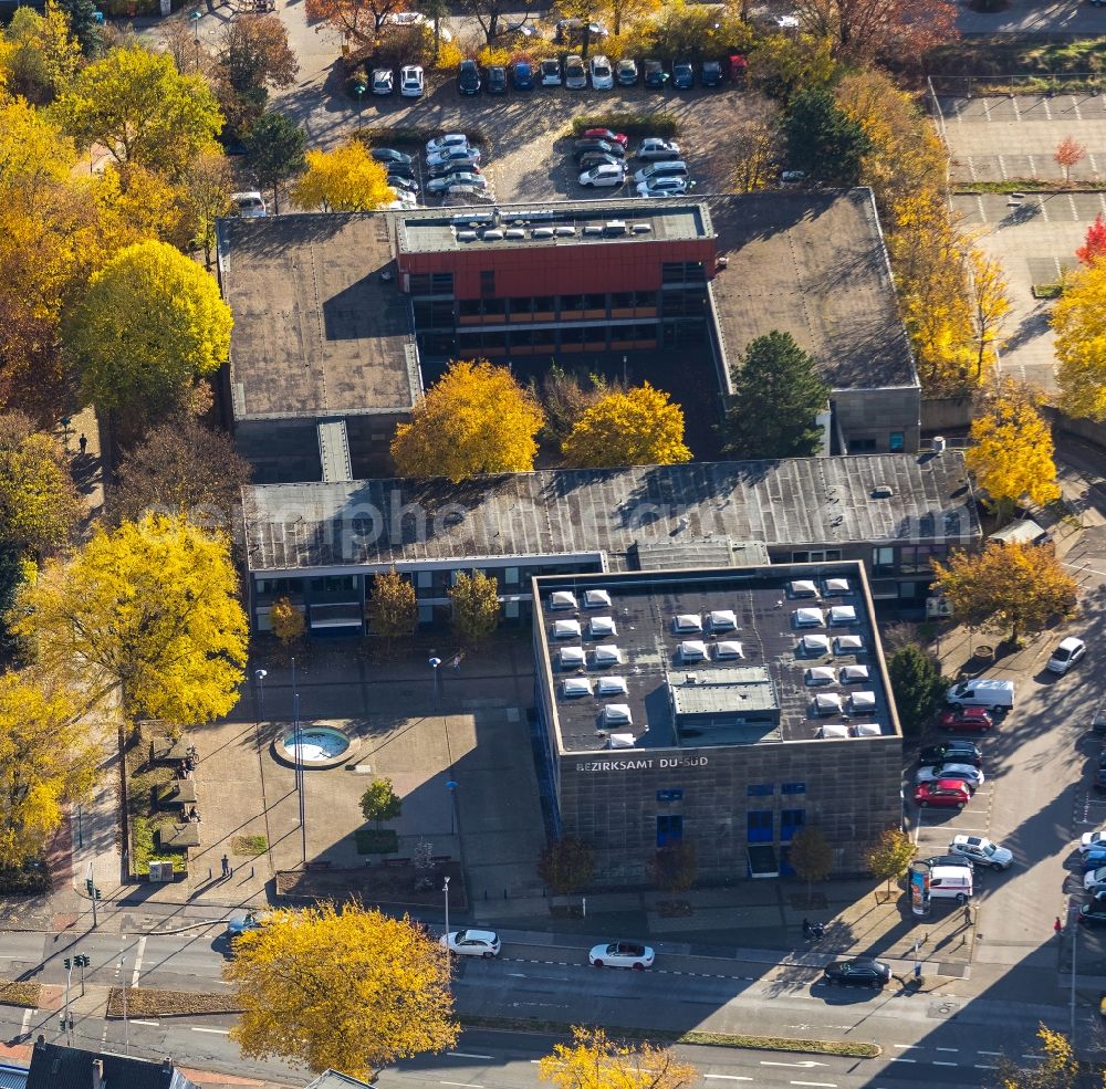 Aerial image Duisburg - Autumnal discolored vegetation view Building complex of the hotel complex, district administration and health center Sittardsberger Allee - Altenbruchendamm in the district Buchholz in Duisburg in the state of North Rhine-Westphalia