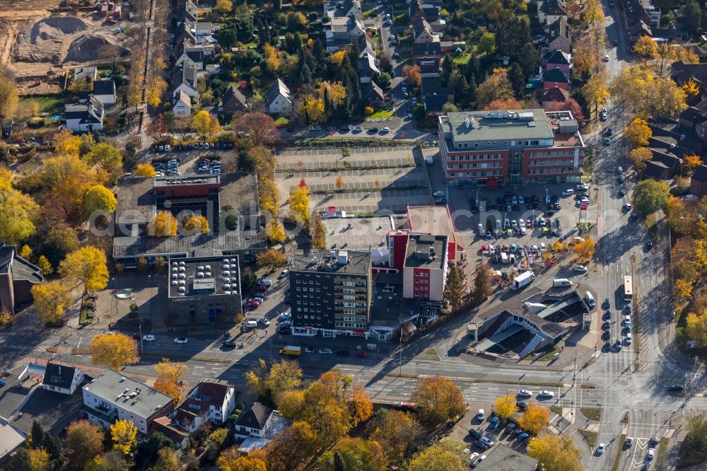 Aerial photograph Duisburg - Autumnal discolored vegetation view Building complex of the hotel complex, district administration and health center Sittardsberger Allee - Altenbruchendamm in the district Buchholz in Duisburg in the state of North Rhine-Westphalia