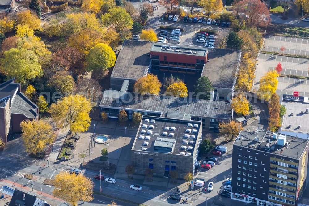 Duisburg from above - Autumnal discolored vegetation view Building complex of the hotel complex, district administration and health center Sittardsberger Allee - Altenbruchendamm in the district Buchholz in Duisburg in the state of North Rhine-Westphalia