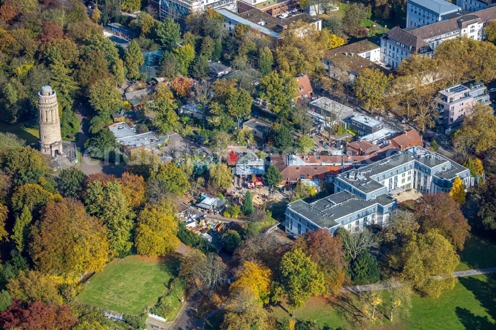 Bochum from the bird's eye view: Autumnal discolored vegetation view complex of the hotel building of Courtyard Bochum Stadtpark and die Turmanlage of hiesigen Bismarkturms in Stadtpark Bochum in of Klinikstrasse in Bochum in the state North Rhine-Westphalia, Germany